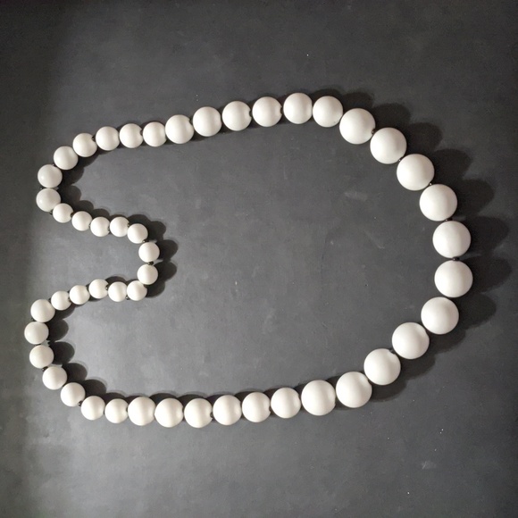 VINTAGE White Graduated Size Beaded Statement Necklace - Picture 1 of 3